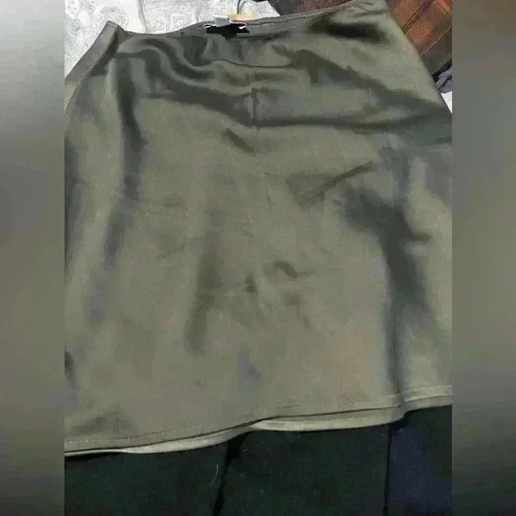 Top Shop silky green mini skirt pull on size 4 small side thigh  slit - Picture 5 of 7